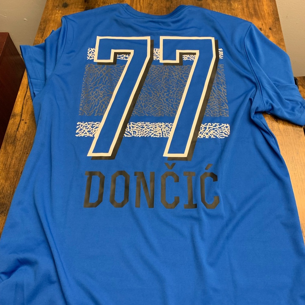 NBA Dallas Mavs Tee Luka Doncic Size Large